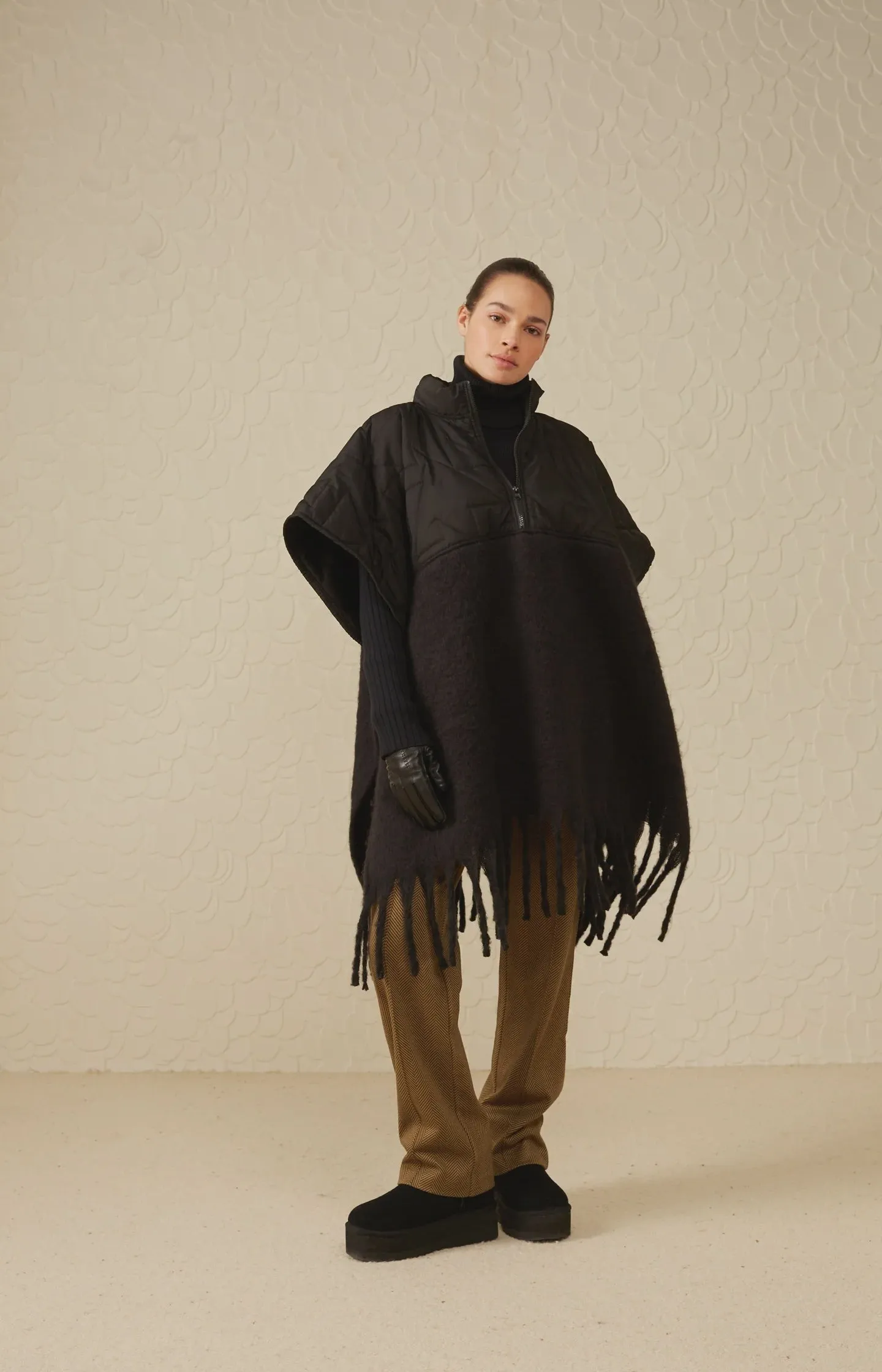 YAYA Poncho w black zip